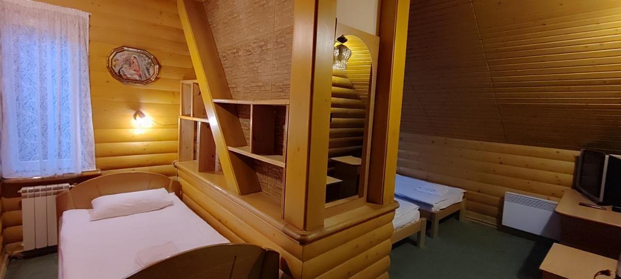 Лелеч Hotel Tatariv Buitenkant foto